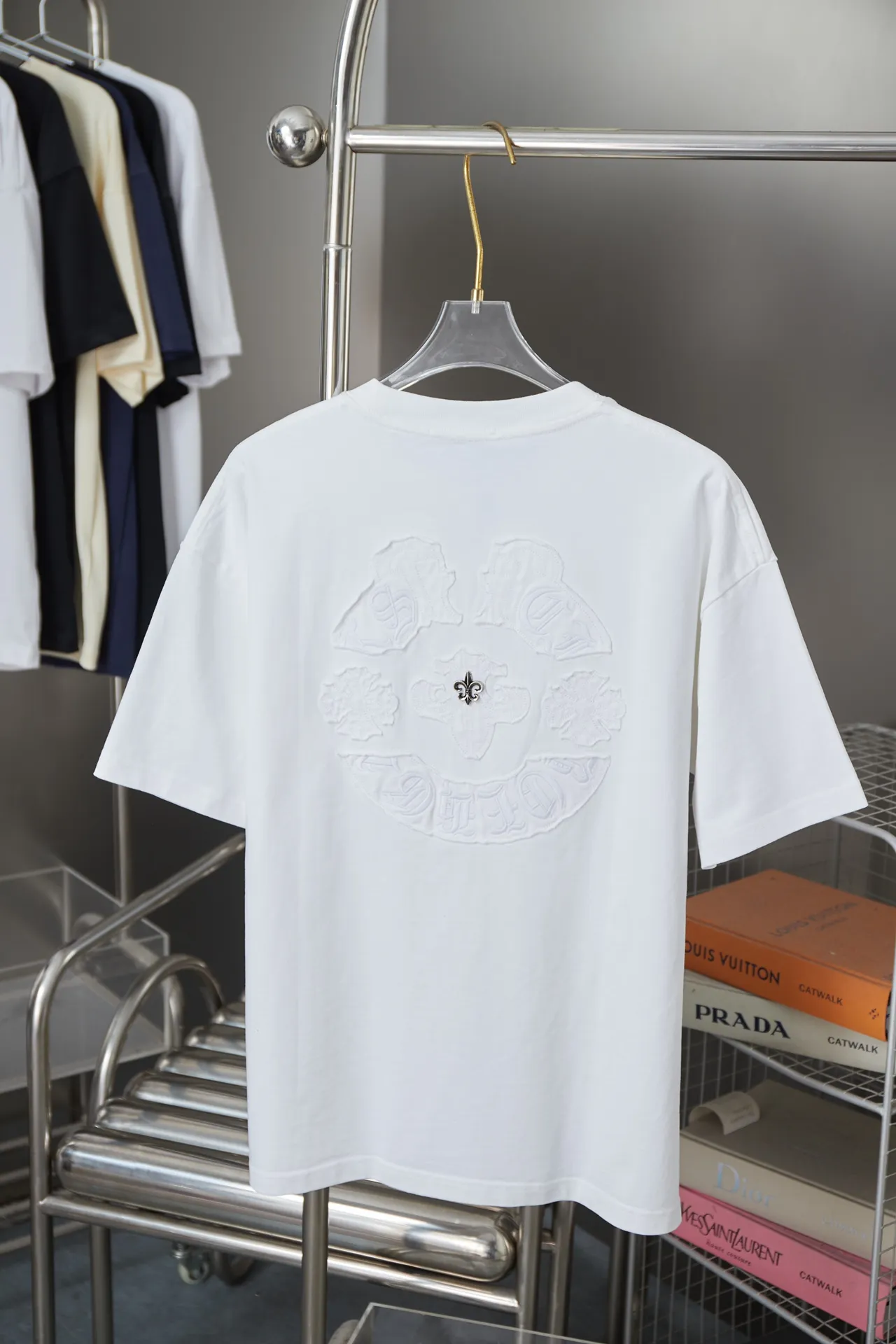 🅿️200 Ch*ome Hearte 25SS early spring new style, appliqué embroidered heart cross short sleeves, light luxury, essential item for daily commuting for men and women, correct version, welcome to compare, detailed features · 320g 100% pure cotton double yarn jersey fabric · Custom dyed in the same vat, special thickened 32 pieces double-strand 1X1 thread · Imported Tajima machine embroidery tatami embroidery ➕This cloth patch embroidery · Hand-stitched Croxin hardware · Double-needle cross-stitching process · Original main mark, washed tag, branded moisture-proof paper packaging Color: black/white/pink Size: S/M/L/XL